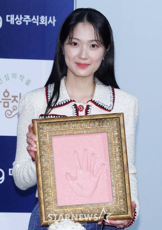 배우 김혜윤이 25일 오후 서울 영등포구 여의도 CGV에서 열린 '제44회 청룡영화상 핸드프린팅' 행사에 참석해 포즈를 취하고 있다. 2023.10.25 /사진=김창현