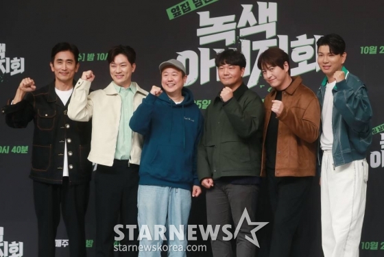 차인표, 정상훈, 김진호 PD, 최장원 PD, 류수영, 제이쓴이 25일 오후 서울 양천구 목동 SBS에서 진행된 새 예능 '옆집 남편들 - 녹색 아버지회' 제작발표회에 참석해 포즈를 취하고 있다. 내 아이가 살아갈 지구를 위해 국내외 환경 이슈를 직접 찾아가 솔선수범하는 친환경 버라이어티 '옆집 남편들 - 녹색 아버지회'는 오늘(25일) 첫 방송된다. /2023.10.25 /사진=이동훈 기자