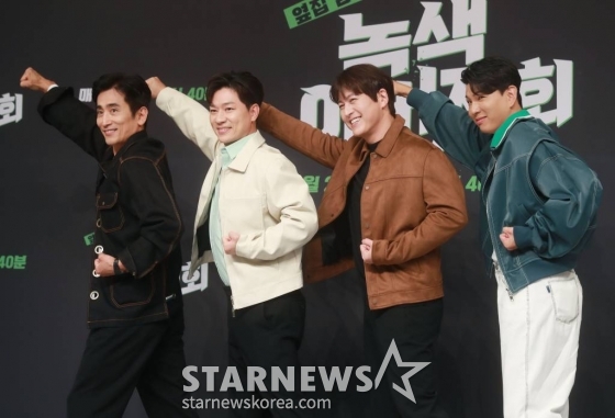 차인표, 정상훈, 류수영, 제이쓴이 25일 오후 서울 양천구 목동 SBS에서 진행된 새 예능 '옆집 남편들 - 녹색 아버지회' 제작발표회에 참석해 포즈를 취하고 있다. 내 아이가 살아갈 지구를 위해 국내외 환경 이슈를 직접 찾아가 솔선수범하는 친환경 버라이어티 '옆집 남편들 - 녹색 아버지회'는 오늘(25일) 첫 방송된다. /2023.10.25 /사진=이동훈 기자