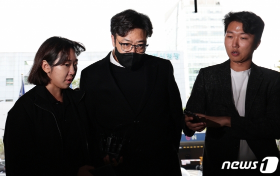 (서울=뉴스1) 김진환 기자 = 업무방해, 전자기록 등 손괴, 사기 및 업무상 배임 등의 혐의를 받는 안성일 더기버스 대표가 24일 오후 피의자 조사를 받기 위해 서울 강남경찰서에 출석하고 있다. 걸그룹 ‘피프티 피프티(FIFTY FIFTY)’의 소속사 어트랙트는 지난 6월 더기버스가 업무 인수인계를 지체하고 업무용 메일 계정을 돌려주는 과정에서 메일을 모두 삭제하는 등 프로젝트 자료를 없앴다며 안 대표 등을 고소했다. 2023.10.24/뉴스1 Copyright (C) 뉴스1. All rights reserved. 무단 전재 및 재배포, AI학습 이용 금지.