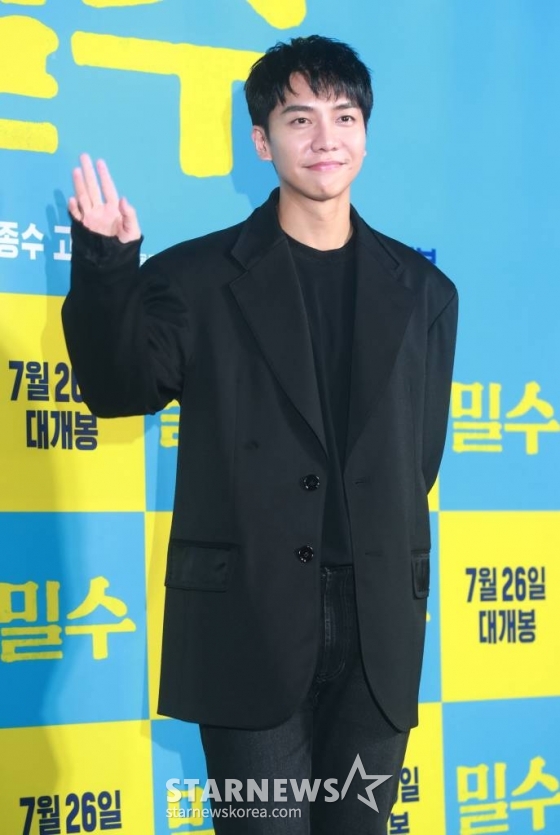 가수 이승기가 20일 오후 서울 강남구 메가박스 코엑스에서 진행된 영화 '밀수'(감독 류승완) VIP시사회에 참석해 포즈를 취하고 있다. /2023.07.20 /사진=이동훈 기자 photoguy@