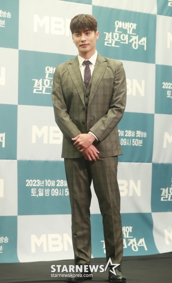 배우 성훈이 26일 오후 서울 마포구 상암동 스탠포드호텔에서 진행된 MBN 주말극 '완벽한 결혼의 정석' 제잘발표회에 참석해 포즈를 취하고 있다.