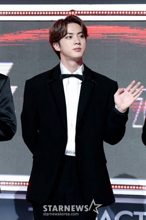 더팩트가 주최하고 팬앤스타(FAN N STAR)가 주관하는 '2020 더팩트 뮤직 어워즈(THE FACT MUSIC AWARDS, TMA)'가 12일 오후 열려 그룹 방탄소년단(BTS)의 진이 포토타임을 갖고 있다. 이번 '2020 더팩트 뮤직 어워즈'는 코로나19 확산을 방지하기 위해 철저하게 방역지침을 준수하고 팬과 아티스트의 안전을 위해 온택트(비대면을 뜻하는 언택트(Untact)에 온라인 연결(On)을 더한 방식) 방식으로 개최됐다. TMA에는 방탄소년단(BTS)을 비롯해 슈퍼주니어, 뉴이스트, GOT7(갓세븐), 몬스타엑스, 세븐틴, 강다니엘, 트와이스, 마마무, (여자)아이들, ITZY(있지), 스트레이 키즈(Stray Kids), 투모로우바이투게더, 에이티즈, 크래비티, 위클리, 더보이즈, 아이즈원, 제시 등 전 세계에서 최정상의 인기를 달리고 있는 K팝 아티스트들이 출연했다. 12일 오후 4시 레드카펫, 오후 6시 본 시상식이 방송되며 네이버 V LIVE 등을 통해 전세계 30여개국에 동시 중계됐다./사진=더팩트 제공 /사진=이동훈 기자 photoguy@