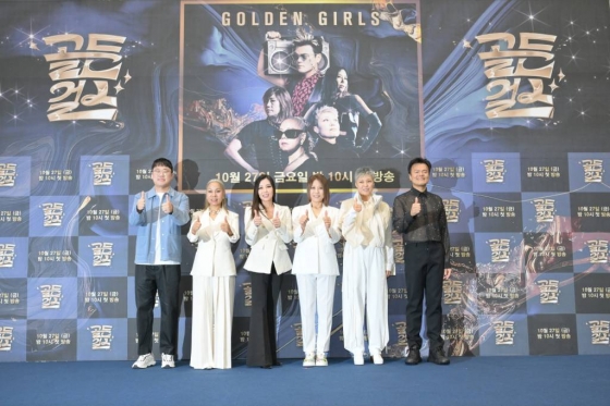양혁 PD, 가수 인순이, 박미경, 신효범, 이은미가 26일 오후 서울 영등포구 여의도동 KBS 웨딩홀에서 진행된 KBS 2TV 예능프로그램 '골든걸스' 제작발표회에 참석해 포즈를 취하고 있다.   '골든걸스'는 국내 최정상 보컬리스트 4인이 K팝 최정상 프로듀서 박진영의 프로듀싱과 함께 그룹으로 컴백하는 여정을 그리는 프로그램이다. 오는 27일 오후 10시 첫 방송. / 사진제공 = KBS /사진=김창현