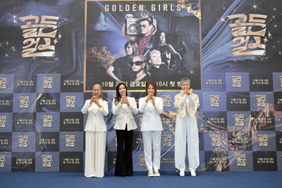 가수 인순이, 박미경, 신효범, 이은미가 26일 오후 서울 영등포구 여의도동 KBS 웨딩홀에서 진행된 KBS 2TV 예능프로그램 '골든걸스' 제작발표회에 참석해 포즈를 취하고 있다.   '골든걸스'는 국내 최정상 보컬리스트 4인이 K팝 최정상 프로듀서 박진영의 프로듀싱과 함께 그룹으로 컴백하는 여정을 그리는 프로그램이다. 오는 27일 오후 10시 첫 방송. / 사진제공 = KBS /사진=김창현