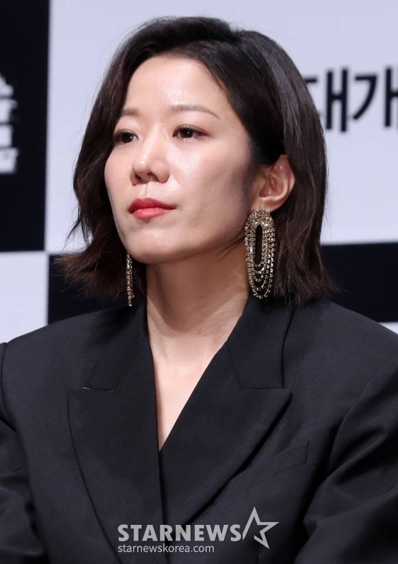 배우 전혜진이 30일 오전 서울 강남구 압구정 CGV에서 진행된 영화 '비스트(감독 이정호)' 제작보고회에 참석해 질의응답을 하고 있다. /사진=김휘선 기자 hwijpg@