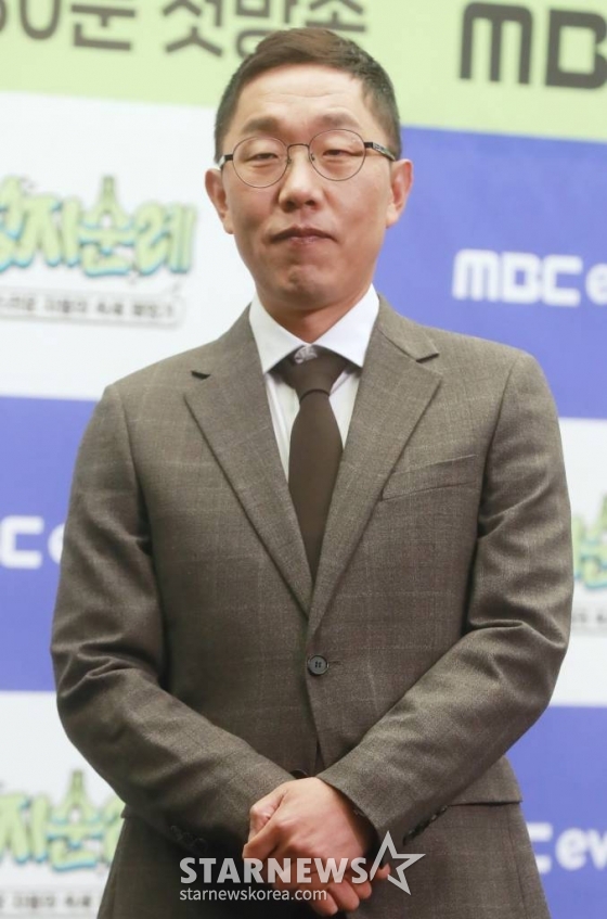 방송인 김제동이 27일 오전 서울 마포구 상암동 스탠포드호텔에서 진행된 MBC에브리원 새 예능 '성지순례' 제작발표회에 참석해 포즈를 취하고 있다. 범인(凡人)들의 욕망 가득한 성지를 찾아 나선 개신교, 불교, 천주교 성직자들의 홀리한 속세 체험기를 담은 버라이어티 프로그램 '성지순례'는 오는 31일 첫 방송된다. /2023.10.27 /사진=이동훈
