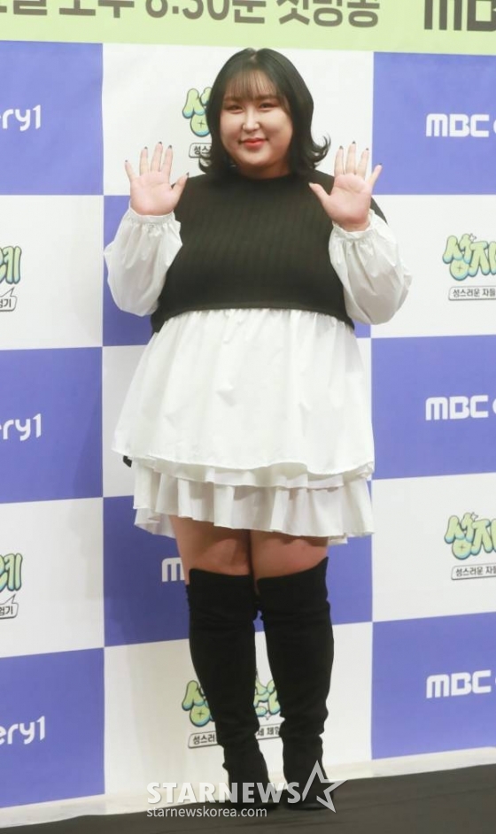 방송인 풍자가 27일 오전 서울 마포구 상암동 스탠포드호텔에서 진행된 MBC에브리원 새 예능 '성지순례' 제작발표회에 참석해 포즈를 취하고 있다. 범인(凡人)들의 욕망 가득한 성지를 찾아 나선 개신교, 불교, 천주교 성직자들의 홀리한 속세 체험기를 담은 버라이어티 프로그램 '성지순례'는 오는 31일 첫 방송된다. /2023.10.27 /사진=이동훈