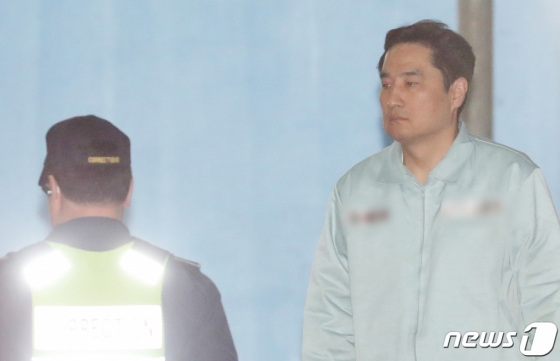(서울=뉴스1) 이승배 기자 = '도도맘' 김미나씨와 법원 서류를 위조해 자신에 대한 소송을 무단으로 취소한 혐의로 재판에 넘겨진 강용석 변호사가 5일 오후 서울 서초구 서울중앙지방법원에서 열린 사문서위조 등 항소심 선고 공판을 마치고 호송차로 향하고 있다. 재판부는 이날 "여러 사정을 비춰보면 검찰의 제출 증거만으로는 강 변호사에게 사문서 위조 행사에 대한 미필적 고의라도 있었다고 단정하기 어렵다"고 밝히고, 강 씨에게 무죄를 선고했다. 2019.4.5/뉴스1