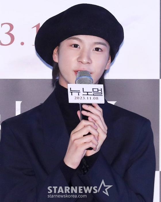 가수 겸 배우 정동원이 27일 오후 서울 용산구 아이파크몰 CGV에서 진행된 영화 '뉴 노멀' 언론시사회 및 기자간담회에 참석해 인사말을 하고 있다. '뉴 노멀'은 공포가 일상이 되어 버린 새로운 시대에 도착한 웰메이드 말세 스릴러다. 2023.10.27 /사진=김창현