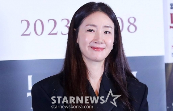배우 최지우가 27일 오후 서울 용산구 아이파크몰 CGV에서 진행된 영화 '뉴 노멀' 언론시사회 및 기자간담회에 참석해 미소를 짓고 있다.  '뉴 노멀'은 공포가 일상이 되어 버린 새로운 시대에 도착한 웰메이드 말세 스릴러다. 2023.10.27 /사진=김창현
