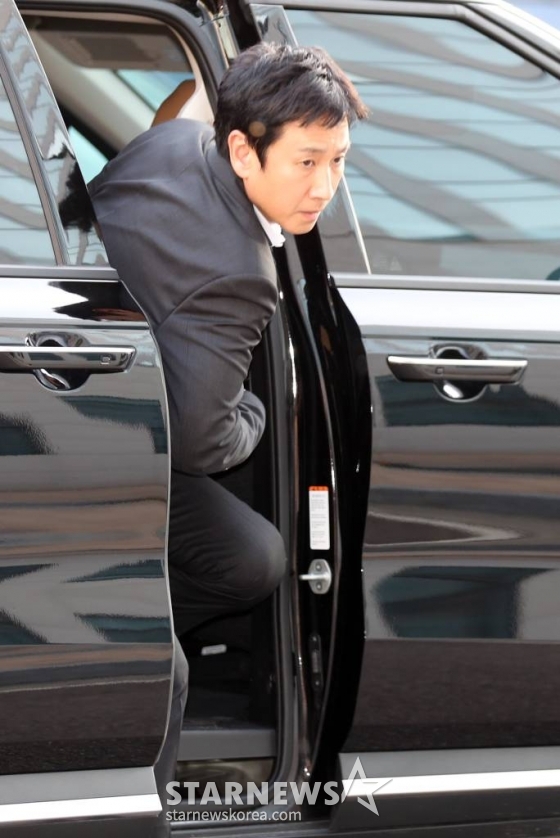 '마약 스캔들'에 휩싸인 배우 이선균(48)이 28일 오후 인천광역시 논현경찰서에 마약류 관리에 관한 법률 위반 혐의에 대한 경찰 조사를 받기 위해 도착하고 있다. 2023.10.28 /사진=임성균