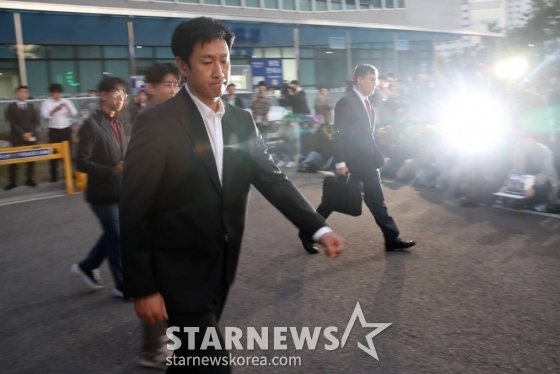 '마약 스캔들'에 휩싸인 배우 이선균(48)이 28일 오후 인천광역시 논현경찰서에 마약류 관리에 관한 법률 위반 혐의에 대한 경찰 조사를 마치고 나서고 있다. 2023.10.28 /사진=임성균