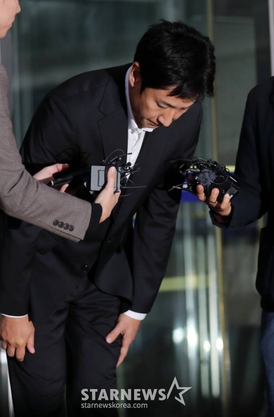'마약 스캔들'에 휩싸인 배우 이선균(48)이 28일 오후 인천광역시 논현경찰서에 마약류 관리에 관한 법률 위반 혐의에 대한 경찰 조사를 마치고 나서고 있다. 2023.10.28 /사진=임성균