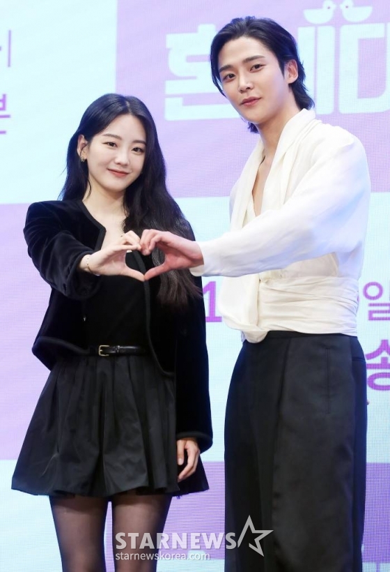배우 조이현(왼쪽), 로운 /사진=김창현 기자