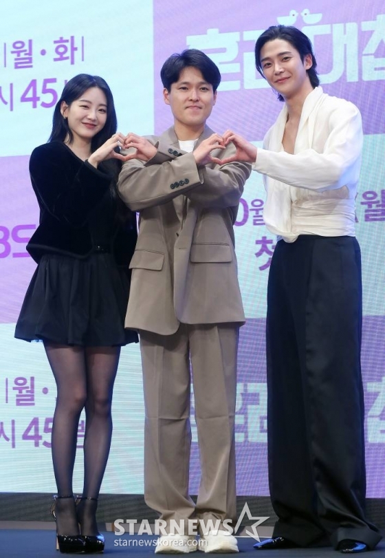 (왼쪽부터) 조이현, 황승기 PD, 로운 /사진=김창현 기자