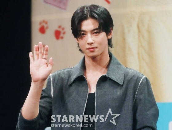 배우 차은우가 11일 오후 서울 마포구 상암동 MBC에서 진행된 수요드라마 '오늘도 사랑스럽개' 제작발표회에 참석해 포즈를 취하고 있다.  키스를 하면 개로 변하는 저주에 걸린 여자와 그 저주를 풀 수 있는 유일한 치트키지만 개를 무서워하는 남자의 댕며드는 예측불허 판타지 로맨스 드라마 '오늘도 사랑스럽개'는 오늘(11일) 첫 방송된다. /2023.10.11 /사진=이동훈
