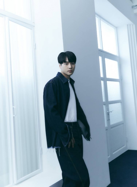 배우 양세종이 27일 오전 서울 종로구 삼청동의 한 카페에서 진행된 넷플릭스 오리지널 시리즈 '이두나!' 관련 인터뷰를 위해 포즈를 취하고 있다.  양세종은 극 중 가족과 자신의 미래를 위해 앞만 보고 내달리는 대학생 이원준 역을 맡았다.  '이두나!'는 평범한 대학생 원준이 셰어하우스에서 화려한 K-POP 아이돌 시절을 뒤로 하고 은퇴한 두나를 만나게 되며 벌어지는 이야기를 담은 로맨스 드라마. / 사진제공 = 넷플릭스 /사진=김창현
