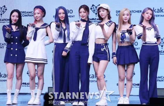 걸그룹 드림캐쳐(DREAMCATCHER)가 24일 오후 서울 광진구 건국대학교 새천년관 대공연장에서 진행된 여덟 번째 미니앨범 'Apocalypse : From us'(아포칼립스 : 프롬 어스) 발매 기념 쇼케이스에 참석해 포즈를 취하고 있다.  드림캐쳐의 이번 앨범 타이틀곡 'BONVOYAGE'(본보야지)는 일렉 기타와 신디사이저 연주로 환희를 표현한 프로그레시브 록 장르의 곡이다. 2023.05.24 /사진=김창현 기자 chmt@