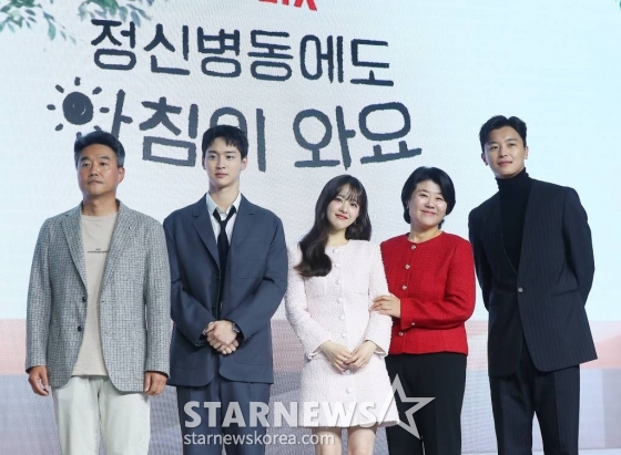 이재규 감독, 베우 장동윤, 박보영, 이정은, 연우진이 1일 오전 서울 종로구 JW메리어트 동대문스퀘어 서울에서 진행된 넷플릭스 오리지널 시리즈 '정신병동에도 아침이 와요' 제작발표회에 참석해 포즈를 취하고 있다. '정신병동에도 아침이 와요'는 정신건강의학과로 처음 오게 된 간호사 다은이 정신병동 안에서 만나는 세상과 마음 시린 사람들의 이야기를 그린다. 오는 3일 공개. 2023.11.01 /사진=김창현