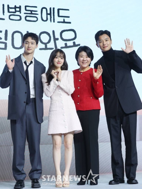 베우 장동윤, 박보영, 이정은, 연우진이 1일 오전 서울 종로구 JW메리어트 동대문스퀘어 서울에서 진행된 넷플릭스 오리지널 시리즈 '정신병동에도 아침이 와요' 제작발표회에 참석해 포즈를 취하고 있다. '정신병동에도 아침이 와요'는 정신건강의학과로 처음 오게 된 간호사 다은이 정신병동 안에서 만나는 세상과 마음 시린 사람들의 이야기를 그린다. 오는 3일 공개. 2023.11.01 /사진=김창현