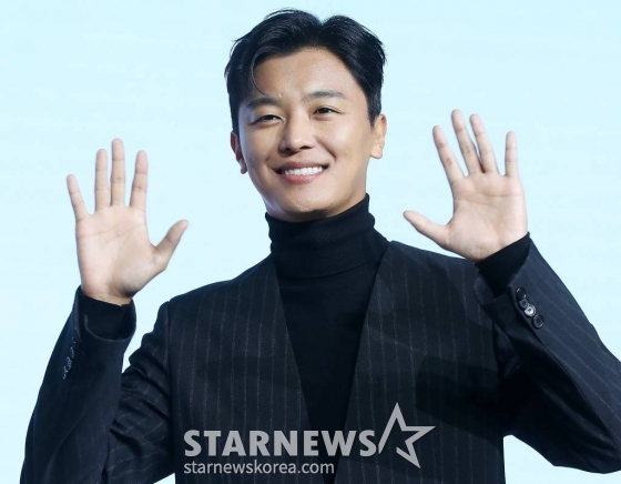 베우 연우진이 1일 오전 서울 종로구 JW메리어트 동대문스퀘어 서울에서 진행된 넷플릭스 오리지널 시리즈 '정신병동에도 아침이 와요' 제작발표회에 참석해 포즈를 취하고 있다. '정신병동에도 아침이 와요'는 정신건강의학과로 처음 오게 된 간호사 다은이 정신병동 안에서 만나는 세상과 마음 시린 사람들의 이야기를 그린다. 오는 3일 공개. 2023.11.01 /사진=김창현