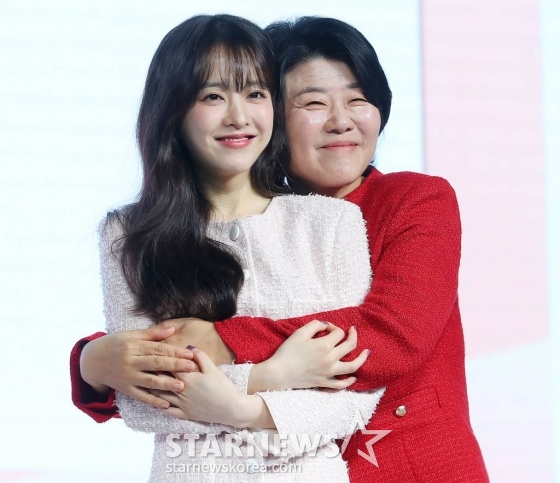베우 박보영, 이정은이 1일 오전 서울 종로구 JW메리어트 동대문스퀘어 서울에서 진행된 넷플릭스 오리지널 시리즈 '정신병동에도 아침이 와요' 제작발표회에 참석해 포즈를 취하고 있다. '정신병동에도 아침이 와요'는 정신건강의학과로 처음 오게 된 간호사 다은이 정신병동 안에서 만나는 세상과 마음 시린 사람들의 이야기를 그린다. 오는 3일 공개. 2023.11.01 /사진=김창현