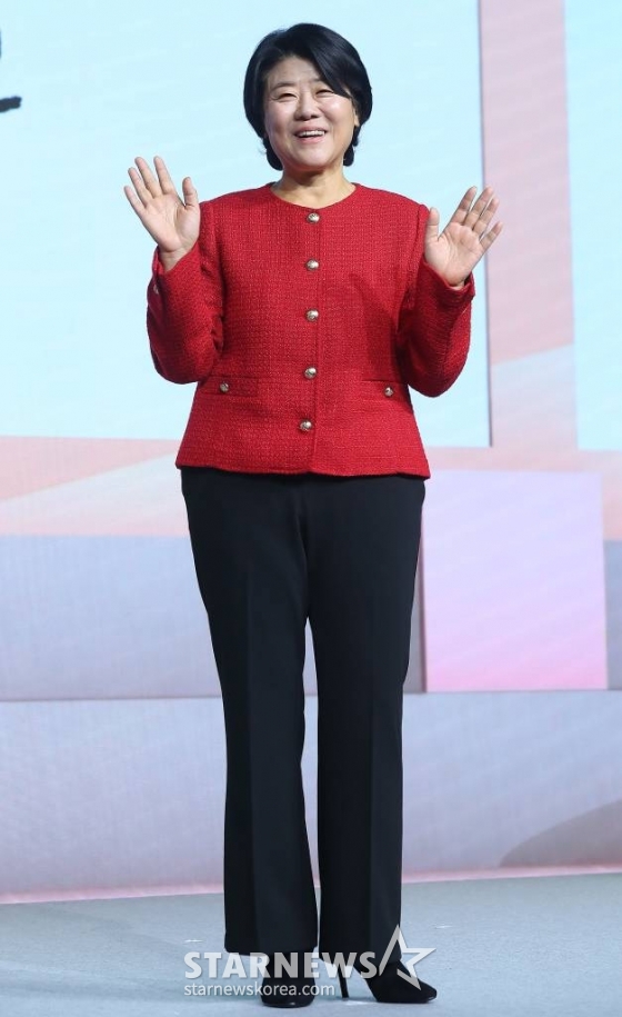 베우 이정은이 1일 오전 서울 종로구 JW메리어트 동대문스퀘어 서울에서 진행된 넷플릭스 오리지널 시리즈 '정신병동에도 아침이 와요' 제작발표회에 참석해 포즈를 취하고 있다. '정신병동에도 아침이 와요'는 정신건강의학과로 처음 오게 된 간호사 다은이 정신병동 안에서 만나는 세상과 마음 시린 사람들의 이야기를 그린다. 오는 3일 공개. 2023.11.01 /사진=김창현