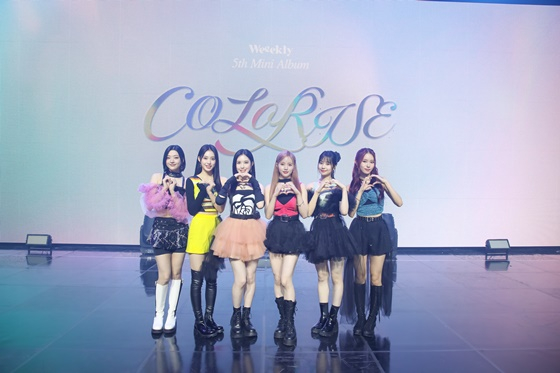 위클리/사진=IST엔터테인먼트