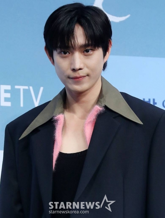 배우 김영대가 1일 오후 서울 구로구 신도림동 더 세인트웨딩에서 진행된 ENA 수목드라마 '낮에 뜨는 달' 제작발표회에 참석해 포즈를 취하고 있다.  '낮에 뜨는 달'은 사랑하는 연인에게 살해당한 뒤 시간이 멈춰버린 남자와 전생의 기억을 잃고 한없이 흘러가 버린 여자의 위험하고 애틋한 환생 로맨스다. 2023.11.01 /사진=김창현