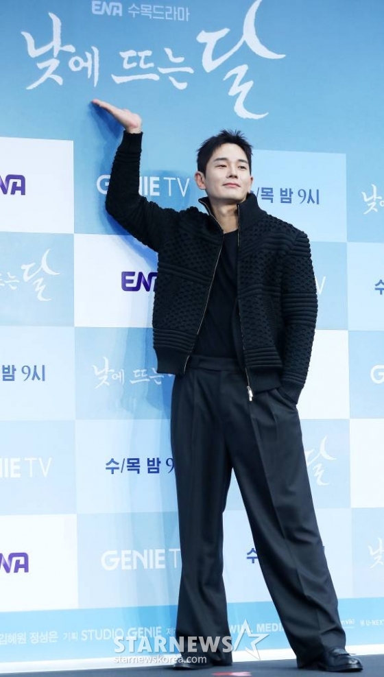 배우 온주완이 1일 오후 서울 구로구 신도림동 더 세인트웨딩에서 진행된 ENA 수목드라마 '낮에 뜨는 달' 제작발표회에 참석해 포즈를 취하고 있다. '낮에 뜨는 달'은 사랑하는 연인에게 살해당한 뒤 시간이 멈춰버린 남자와 전생의 기억을 잃고 한없이 흘러가 버린 여자의 위험하고 애틋한 환생 로맨스다. 2023.11.01 /사진=김창현