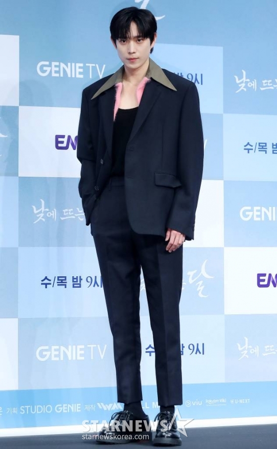 배우 김영대가 1일 오후 서울 구로구 신도림동 더 세인트웨딩에서 진행된 ENA 수목드라마 '낮에 뜨는 달' 제작발표회에 참석해 포즈를 취하고 있다. '낮에 뜨는 달'은 사랑하는 연인에게 살해당한 뒤 시간이 멈춰버린 남자와 전생의 기억을 잃고 한없이 흘러가 버린 여자의 위험하고 애틋한 환생 로맨스다. 2023.11.01 /사진=김창현
