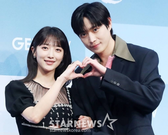 배우 표예진, 김영대가 1일 오후 서울 구로구 신도림동 더 세인트웨딩에서 진행된 ENA 수목드라마 '낮에 뜨는 달' 제작발표회에 참석해 포즈를 취하고 있다.  '낮에 뜨는 달'은 사랑하는 연인에게 살해당한 뒤 시간이 멈춰버린 남자와 전생의 기억을 잃고 한없이 흘러가 버린 여자의 위험하고 애틋한 환생 로맨스다. 2023.11.01 /사진=김창현