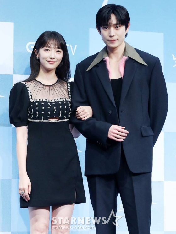 배우 표예진, 김영대가 1일 오후 서울 구로구 신도림동 더 세인트웨딩에서 진행된 ENA 수목드라마 '낮에 뜨는 달' 제작발표회에 참석해 포즈를 취하고 있다.  '낮에 뜨는 달'은 사랑하는 연인에게 살해당한 뒤 시간이 멈춰버린 남자와 전생의 기억을 잃고 한없이 흘러가 버린 여자의 위험하고 애틋한 환생 로맨스다. 2023.11.01 /사진=김창현