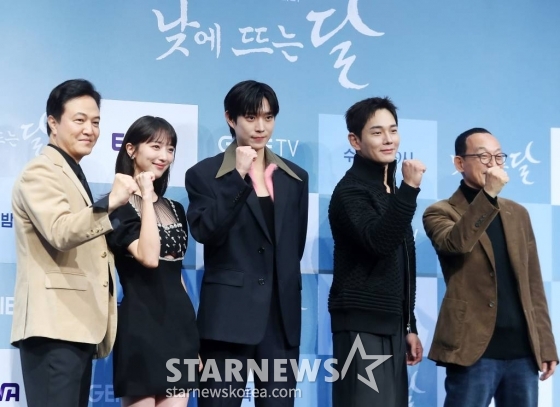 배우 정웅인, 표예진, 김영대, 온주완, 표민수 감독이 1일 오후 서울 구로구 신도림동 더 세인트웨딩에서 진행된 ENA 수목드라마 '낮에 뜨는 달' 제작발표회에 참석해 포즈를 취하고 있다.  '낮에 뜨는 달'은 사랑하는 연인에게 살해당한 뒤 시간이 멈춰버린 남자와 전생의 기억을 잃고 한없이 흘러가 버린 여자의 위험하고 애틋한 환생 로맨스다. 2023.11.01 /사진=김창현