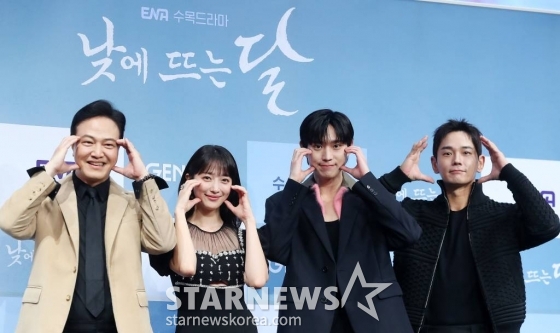 배우 정웅인, 표예진, 김영대, 온주완이 1일 오후 서울 구로구 신도림동 더 세인트웨딩에서 진행된 ENA 수목드라마 '낮에 뜨는 달' 제작발표회에 참석해 포즈를 취하고 있다.  '낮에 뜨는 달'은 사랑하는 연인에게 살해당한 뒤 시간이 멈춰버린 남자와 전생의 기억을 잃고 한없이 흘러가 버린 여자의 위험하고 애틋한 환생 로맨스다. 2023.11.01 /사진=김창현