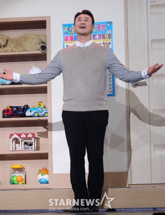 코미디언 김원효가 1일 오후 서울 영등포구 여의도동 KBS 별관에서 진행된 '개그콘서트' 제작발표회에 참석해 포즈를 취하고 있다. '개그콘서트'는 1999년 9월 4일 처음 방송돼 수많은 스타들과 유행어를 배출했으며, 21년 동안 시청자들의 일요일 밤을 책임진 코미디 프로그램이다. TV 공개 코미디가 모두 사라지고 희극인들이 설 자리가 많이 사라져 대중들의 아쉬움이 큰 지금, KBS는 지난 5월부터 '개콘' 크루를 공개 모집하며 다시 한번 전 국민의 '웃을 일'을 위해 노력해 왔다. '개콘' 제작진과 출연진들이 노력한 결과물들은 오는 11월부터 매주 일요일 밤 시청자들을 찾아간다. 2023.11.01 /사진=김창현