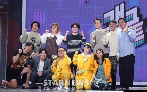 1일 오후 서울 영등포구 여의도동 KBS 별관에서 진행된 '개그콘서트' 제작발표회에서 제작진 및 출연진들이 포즈를 취하고 있다. '개그콘서트'는 1999년 9월 4일 처음 방송돼 수많은 스타들과 유행어를 배출했으며, 21년 동안 시청자들의 일요일 밤을 책임진 코미디 프로그램이다. TV 공개 코미디가 모두 사라지고 희극인들이 설 자리가 많이 사라져 대중들의 아쉬움이 큰 지금, KBS는 지난 5월부터 '개콘' 크루를 공개 모집하며 다시 한번 전 국민의 '웃을 일'을 위해 노력해 왔다. '개콘' 제작진과 출연진들이 노력한 결과물들은 오는 11월부터 매주 일요일 밤 시청자들을 찾아간다. 2023.11.01 /사진=김창현
