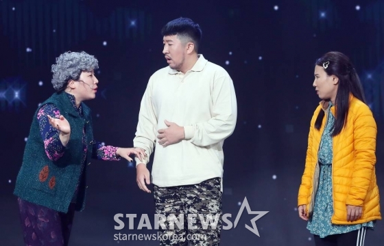 코미디언 김영희, 박형민, 김지영이 1일 오후 서울 영등포구 여의도동 KBS 별관에서 진행된 '개그콘서트' 제작발표회에서 '니투으이 인간극장' 코너를 시연하고 있다 '개그콘서트'는 1999년 9월 4일 처음 방송돼 수많은 스타들과 유행어를 배출했으며, 21년 동안 시청자들의 일요일 밤을 책임진 코미디 프로그램이다. TV 공개 코미디가 모두 사라지고 희극인들이 설 자리가 많이 사라져 대중들의 아쉬움이 큰 지금, KBS는 지난 5월부터 '개콘' 크루를 공개 모집하며 다시 한번 전 국민의 '웃을 일'을 위해 노력해 왔다. '개콘' 제작진과 출연진들이 노력한 결과물들은 오는 11월부터 매주 일요일 밤 시청자들을 찾아간다. 2023.11.01 /사진=김창현