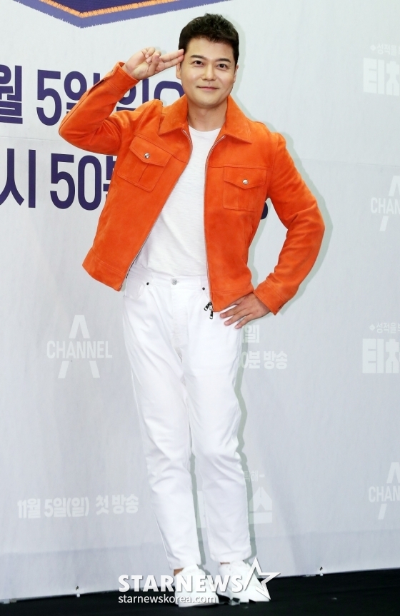 방송인 전현무가 2일 오전 서울 마포구 상암동 스탠포드 서울에서 진행된 채널A 예능 '성적을 부탁해 : 티처스' 제작발표회에 참석해 포즈를 취하고 있다.