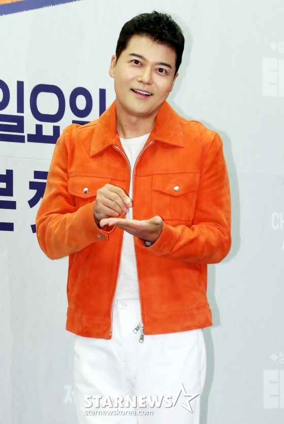 방송인 전현무가 2일 오전 서울 마포구 상암동 스탠포드 서울에서 진행된 채널A 예능 '성적을 부탁해 : 티처스' 제작발표회에 참석해 포즈를 취하고 있다.