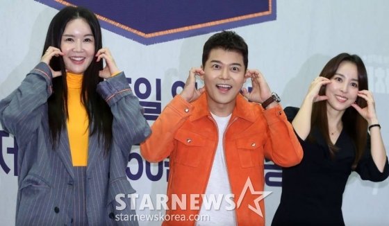방송인 장영란, 전현무, 배우 한혜진이 2일 오전 서울 마포구 상암동 스탠포드 서울에서 진행된 채널A 예능 '성적을 부탁해 : 티처스' 제작발표회에 참석해 포즈를 취하고 있다.  '성적을 부탁해 : 티처스'는 공부와 성적이 고민인 중o고등학생에게 대한민국 최고의 강사진이 직접 코칭해 성적을 올려주는 에듀 솔루션 버라이어티 프로그램이다. 오는 5일 첫 방송. 2023.11.02 /사진=김창현