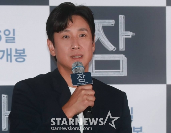 배우 이선균이 18일 오후 서울 롯데시네마 건대입구점에서 진행된 영화 '잠'(감독 유재선) 언론시사회에 참석해 질문에 답하고 있다. 행복한 신혼부부 현수와 수진을 악몽처럼 덮친 남편 현수의 수면 중 이상 행동, 잠드는 순간 시작되는 끔찍한 공포와 비밀을 풀기 위해 애쓰는 두 사람의 이야기를 그린 영화 '잠'은 9월 6일 개봉한다. /2023.08.18 /사진=이동훈
