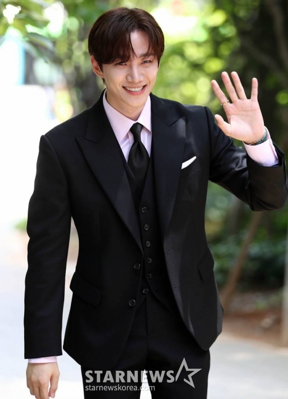 그룹 2PM 준호가 6일 오후 서울 마포구 상암동 JTBC에서 진행되는 '뉴스룸' 녹화를 위해 도착하고 있다. 2023.07.06 /사진=임성균 기자 tjdrbs23@
