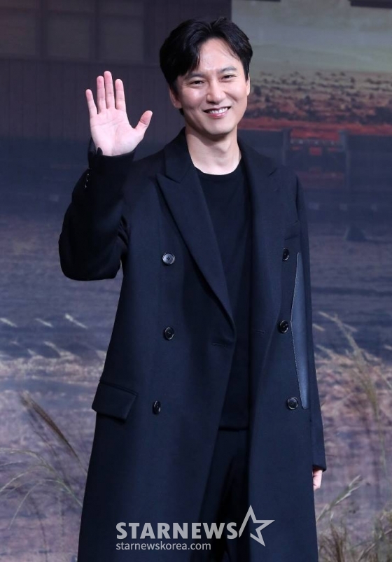 배우 김남길이 19일 오전 서울 중구 앰배서더 서울 풀만에서 진행된 넷플릭스 오리지널 '도적: 칼의 소리' 제작발표회에 참석해 포즈를 취하고 있다. '도적: 칼의 소리'는 1920년 중국의 땅, 일본의 돈, 조선의 사람이 모여든 무법천지의 땅 간도에서 소중한 사람들과 삶의 터전을 지키기 위해 하나 된 이들이 벌이는 과정을 다룬 액션 활극이다. 오는 22일 공개. 2023.09.19 /사진=김창현