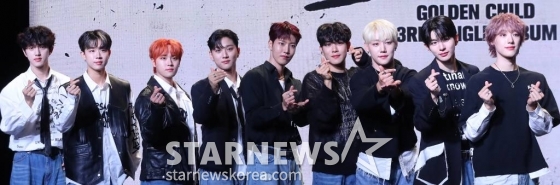 그룹 골든차일드(Golden Child)가 2일 오후 서울 강남구 청담동 일지아트홀에서 진행된 세 번째 싱글 '필 미(Feel me)' 발매 기념 쇼케이스에 참석해 포즈를 취하고 있다. 골든차일드의 이번 앨범 타이틀곡 '필 미'는 같은 시간을 함께하며 성장해 온 청춘들의 이야기를 담은 포스트 그런지 록 장르의 곡으로, 행복한 만큼 아파했던 청춘의 아름다움과 서로에게 연결된 관계와 위로라는 메시지를 담고 있다. 2023.11.02 /사진=김창현