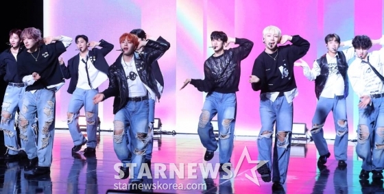 그룹 골든차일드(Golden Child)가 2일 오후 서울 강남구 청담동 일지아트홀에서 진행된 세 번째 싱글 '필 미(Feel me)' 발매 기념 쇼케이스에 참석해 멋진 무대를 선보이고 있다. 골든차일드의 이번 앨범 타이틀곡 '필 미'는 같은 시간을 함께하며 성장해 온 청춘들의 이야기를 담은 포스트 그런지 록 장르의 곡으로, 행복한 만큼 아파했던 청춘의 아름다움과 서로에게 연결된 관계와 위로라는 메시지를 담고 있다. 2023.11.02 /사진=김창현