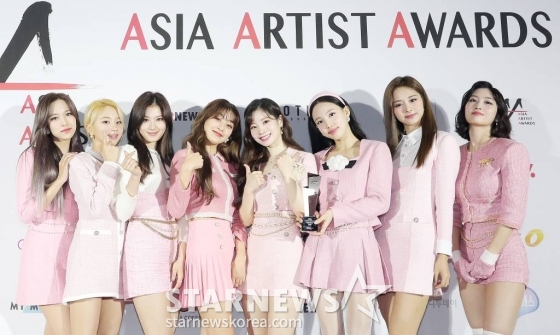 걸그룹 트와이스가 28일 마이뮤직테이스트에서 중계된 2020 Asia Artist Awards(2020 아시아 아티스트 어워즈, 2020 AAA)에서 'AAA 최애돌 인기상'을 수상한 뒤 포즈를 취하고 있다.  스타뉴스가 주최하고 AAA 조직위원회가 주관하는 AAA는 어디에서도 보지 못했던 새로운 무대를 선보이며 전 세계 팬들의 눈과 귀를 사로잡아 명실상부 NO.1 글로벌 시상식으로 거듭났다. /사진=김창현 기자 chmt@