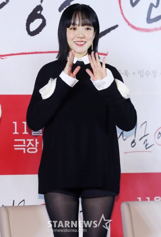 배우 임수정이 3일 오전 서울 광진구 롯데시네마 건대입구점에서 진행된 영화 '싱글 인 서울' 제작보고회에서 각선미를 뽐내고 있다.  '싱글 인 서울'은 혼자가 좋은 파워 인플루언서 '영호'와 혼자는 싫은 출판사 편집장 '현진'이 싱글 라이프에 관한 책을 만들면서 벌어지는 이야기를 그린 웰메이드 로맨스다. 오는 29일 개봉. 2023.11.03 /사진=김창현