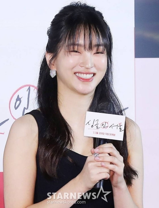 배우 지이수가 3일 오전 서울 광진구 롯데시네마 건대입구점에서 진행된 영화 '싱글 인 서울' 제작보고회에 참석해 인사말을 하고 있다.  '싱글 인 서울'은 혼자가 좋은 파워 인플루언서 '영호'와 혼자는 싫은 출판사 편집장 '현진'이 싱글 라이프에 관한 책을 만들면서 벌어지는 이야기를 그린 웰메이드 로맨스다. 오는 29일 개봉. 2023.11.03 /사진=김창현
